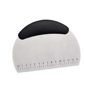 Grattoir à gâteau en acier inoxydable avec manche en plastique, lisseur à gâteau, grattoir à glaçage, outil de décoration de pâtisserie, durable - Product Image 3