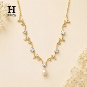 Collier de mariée délicat en diamant de laboratoire en forme de feuille de vigne avec pendentif taille poire et perle en forme de branche d'olivier - Product Image 6