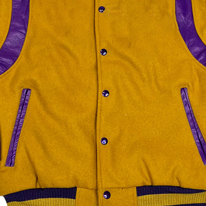 Chaqueta Universitaria Premium Color Púrpura Dorado, Chaqueta Varsity con Bordado de Chenilla, Chaqueta Bomber de Béisbol Universitaria, Personalizada OEM, Térmica, Resistente al Viento, de Lana - Product Image 3