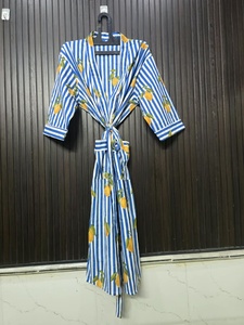 เสื้อคลุมผู้หญิงลายทางสีฟ้าพิมพ์ลายมะนาวแขนสั้นผ้าฝ้ายความยาวเต็มตัวสวมใส่สบายๆในฤดูร้อน - Product Image 2