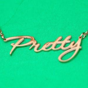 สร้อยคอพริตตี้ เอเคเอ จี้ตัวอักษรสีทอง ดีไซน์หรูหรา เครื่องประดับผู้หญิง แฟชั่นทันสมัย ใช้ได้ทุกวัน เหมาะเป็นของขวัญ - Product Image 3