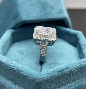 Bague de fiançailles de luxe en moissanite taille baguette et taille ronde avec halo de diamants, sertie pavé, en argent sterling 925, pour femme, design géométrique - Product Image 5