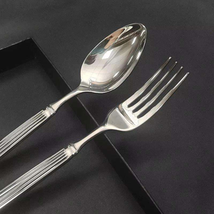 Ensemble de couverts élégants et modernes en métal argenté, fabriqués à la main, conçus pour les dîners raffinés, les célébrations spéciales, les mariages, couteaux, fourchettes, cuillères - Product Image 5