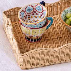 Plateau rectangulaire en rotin tressé artisanal à bord ondulé, panier de rangement fait main avec bord festonné et poignées en boucle pour table - Product Image 3