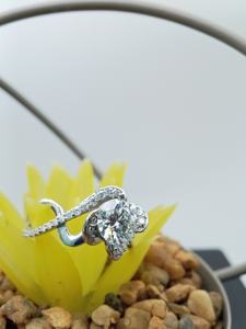 Anillo de Compromiso al por Mayor con Diamante Moissanita Corte Princesa y Banda de Plata Esterlina, Joyería Fina Disponible al Mejor Precio - Product Image 6