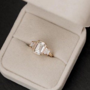 Anillo Moderno de Cinco Piedras con Diamante Corte Esmeralda de 1.50CT Cultivado en Laboratorio con Oro Amarillo de 14K, Regalo de Lujo para Propuesta de Matrimonio para Enamorados - Product Image 4