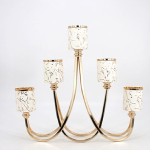 Magnifique candélabre doré à cinq bras avec abat-jour cylindriques en verre à motifs marbrés, disponible à prix de gros. - Product Image 1