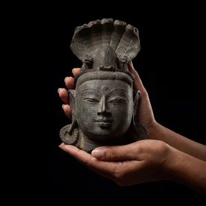 พระศิวะลิงกัมพร้อมนันดีและงู |   แบบจำลองงานฝีมือศักดิ์สิทธิ์ของศาสนาฮินดูในศตวรรษที่ 13-15 - Product Image 1