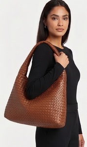 Sac fourre-tout hobo en cuir véritable tressé pour femme, personnalisé, de luxe, avec fermeture éclair et chaînes, 55x8x33 CM, vente en gros - Product Image 4