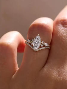 Anillo de compromiso con diamante talla marquesa, conjunto de anillos de boda en forma de V para mujer, anillo nupcial minimalista con diamantes en forma de hoja, joyería personalizada - Product Image 1