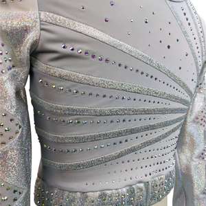 Uniforme Deportivo Personalizado para Animadoras Adultas, Top Corto y Falda Blancos y Plateados, 100% Poliéster - Product Image 3