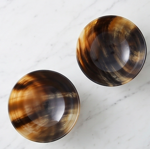 Cuenco de cuerno pulido hecho a mano, con patrón de rayas marrones naturales, con base, para uso decorativo en la mesa - Product Image 3