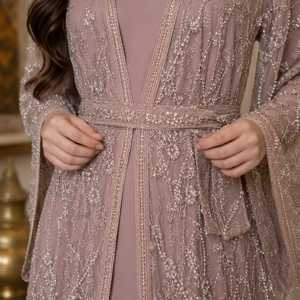 Kaftan Abaya Rose Poudré Brodé à Col Ouvert avec Robe Intérieure Assortie et Ceinture – Tenue de Soirée Élégante et Modeste - Product Image 5