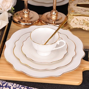 Service de vaisselle en porcelaine blanche avec bordure dorée et bord festonné, assiettes, bols, tasses, soucoupes en céramique pour mariage, hôtel, restaurant - Product Image 4