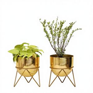 ที่ปลูกและกระถางต้นไม้โลหะขัดเงาสีทองทำด้วยมือคุณภาพเยี่ยมทันสมัย - Product Image 1