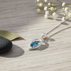 Pendentif en pierre précieuse topaze bleue |   Pendentif en laiton fait main plaqué or 18 carats avec serti pavé taille marquise, chaîne corde, style bohème, pour anniversaire - Product Image 1