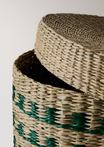 Panier long bicolore en fibres naturelles, fait main, pour rangement, vente en gros, écologique, fabriqué au Vietnam - Product Image 2