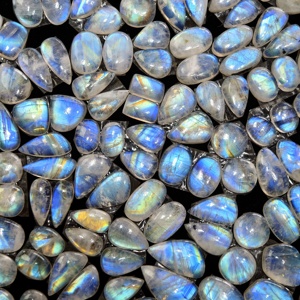 Lot en gros de paires de pierres de lune arc-en-ciel naturelles pour la fabrication de bijoux 8x8x3mm 16x9x3mm Moyenne 6 carats - Product Image 4