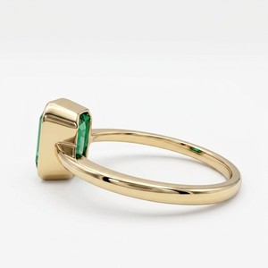 Anillo de Diamante Cultivado en Laboratorio con Corte Esmeralda en Oro Amarillo de 18K |   Anillo Solitario de 2.25 CT - Product Image 2