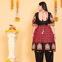 Ensemble de vêtements élégants pour couple Navratri, comprenant un kurta en coton pour homme et un dhoti pour femme, prix de gros par Royal Exports