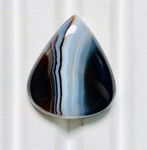 Cabochons d'agate naturelle noire à bandes, formes variées, faits à la main, vente en gros en vrac pour la fabrication de bijoux, directement de l'usine - Product Image 1