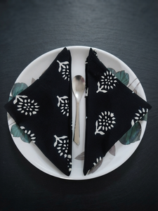 Servilleta de tela de algodón floral negra, impresa a mano, reutilizable, para la mesa del comedor en casa. - Product Image 1