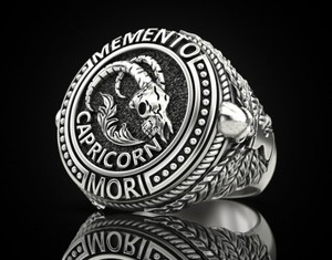 Bague en argent sterling 925 oxydé noir avec crâne Capricorn Memento Mori - Product Image 3