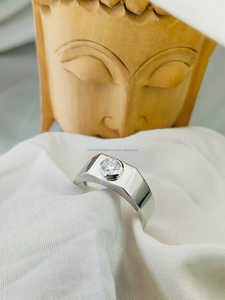 Diamante de corte brillante redondo engastado en oro blanco, un diseño moderno y elegante con bordes lisos, estilo seguro y un brillo refinado y llamativo. - Product Image 4