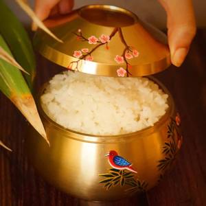 Rehaussez votre expérience culinaire avec cette traditionnelle coupelle à riz Kansa avec couvercle, fabriquée à partir d'un mélange de cuivre et d'étain de qualité supérieure. - Product Image 2