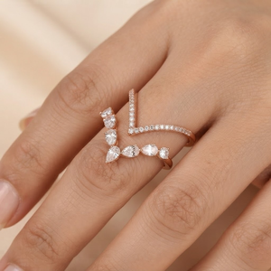 Bague Chevron en Or 10K avec Diamant de Laboratoire en Forme de Poire |   Groupe Wishbone |   Bague de fiançailles empilable incurvée |   Bijoux fins de clarté VVS-VS - Product Image 2