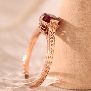 Anillo Solitario de Oro Rosa Sólido de 14K con Rubí de Laboratorio de 1ct, Corte Cojín Alargado, Color Sangre de Pichón, Grabado a Mano, Media Montura, de Lujo, Estilo Vintage - Product Image 5