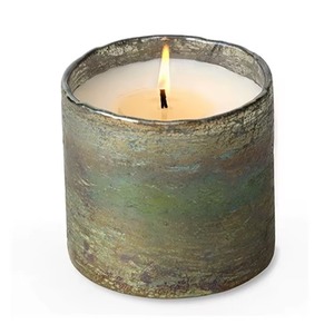 Le pot à bougie en métal, tendance du moment, raconte une histoire de savoir-faire, conçu pour contenir le feu en toute sécurité et avec élégance. - Product Image 1