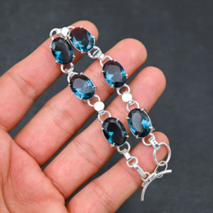 Bracelet ajustable en topaze bleue de Londres créée en laboratoire, taille ovale 10x14 mm, en argent sterling plaqué argent 100% pur, ajustable 7/8' - Product Image 2
