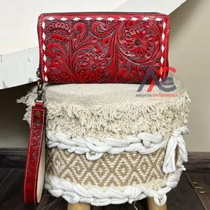 กระเป๋าสตางค์หนังแท้ลายสลักมือแบบซิปรอบพร้อมสายคล้องข้อมือ สไตล์ตะวันตก กระเป๋าคลัทช์สำหรับสุภาพสตรี พร้อมช่องใส่บัตรและช่องใส่เหรียญ - Product Image 1