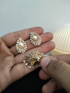 Conjunto de dos piezas de perlas de agua dulce y también se puede hacer como broche. Conjunto de joyería de perlas chapadas en oro. Fabricante mayorista de conjuntos de perlas. - Product Image 2