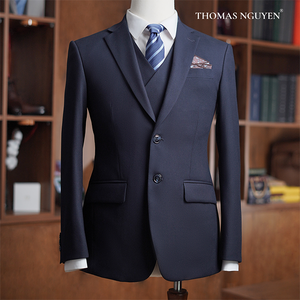 El traje de 3 piezas Infinite Love Tailored es una pieza emblemática de la colección Lovey Dovey, que combina la profunda profundidad del azul marino. - Product Image 1