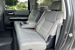 มินท์ 2016 ทูนดรา ลิมิเต็ด ครีวแม็กซ์ 4x4 - Product Image 2