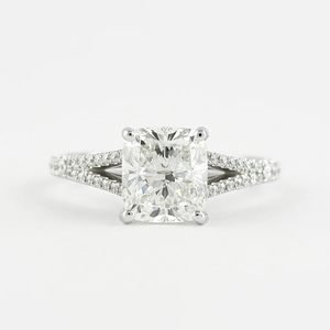 Bague de fiançailles en diamant taille princesse pour femme, en or blanc, sertie de griffes, avec bande pavée, style géométrique classique - Product Image 1