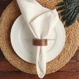 Rond de serviette en bois poli élégant pour décor de salle à manger de ferme rustique moderne célébrations de dîner de mariage de vacances - Product Image 1