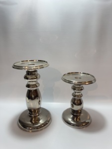 Elegantes Portavelas de Aluminio Plateado, Juego de 2 Soportes de Pedestal con Tallo de Balaustre Torneado, Centro de Mesa Clásico para Decoración del Hogar - Product Image 1
