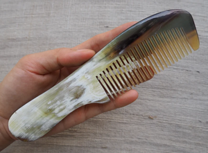 Peigne à cheveux en corne de buffle et de vache, artisanal et durable, idéal pour un démêlage sans nœuds - Product Image 5