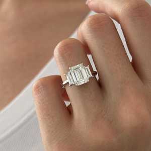 Anillo de Tres Piedras con Diamantes de Corte Esmeralda y Baguette de 3 Quilates, Anillo Trilogía de Oro Blanco de 14k/18k, Certificado IGI - Product Image 1