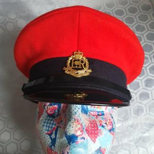 Esta es una gorra real británica obsoleta con insignia de la Corona de la Reina (QC) - Product Image 1