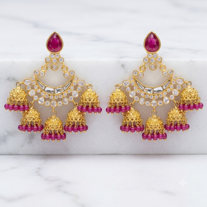Pendientes de Lujo Chapados en Oro con Múltiples Jhumkas y Chandbali, Pendientes Colgantes de Perlas Kundan para Novias Indias y Pakistaníes, Pendientes Étnicos para Mujer para Fiestas - Product Image 1