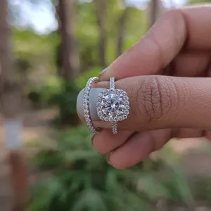 Anillo de compromiso con halo de corte redondo y banda de boda a juego de diamantes en oro blanco, anillo nupcial de diamantes cultivados en laboratorio para mujer. - Product Image 3
