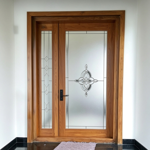 Porte d'entrée principale en bois massif sur mesure avec vitraux décoratifs et panneaux latéraux pour villas de luxe GA-28G - Product Image 1