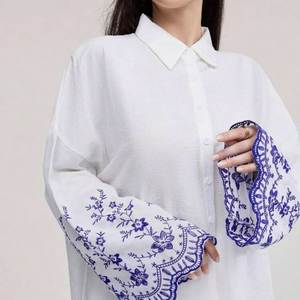 เสื้อเชิ้ตแขนยาวผ้าฝ้ายสีขาวสำหรับผู้หญิง ปักลายดอกไม้สีน้ำเงิน ปลายแขนแบบสแกลลอป ติดกระดุม ปิดหน้าอก สไตล์ลำลอง สำหรับขายส่ง - Product Image 5