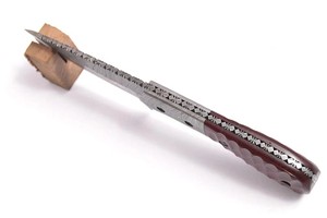 Couteau de chasse à lame fixe en acier Damas, pointe tombante, manche pleine longueur avec fourreau en cuir, bolster en Damas et manche en Micarta à rainures - Product Image 4