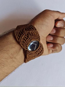 สร้อยข้อมือมาคราเม่สีน้ำตาลทำมือประดับด้วยพลอยสีเข้มสไตล์โบโฮแบบปรับได้สำหรับผู้หญิง - Product Image 3