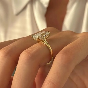 Anillo de Compromiso con Diamante Cultivado en Laboratorio de 6 Quilates, Corte Cojín, Diseño Elegante, en Oro Amarillo de 14k/18k, Ajuste Flush, Solitario, Certificado IGI - Product Image 3